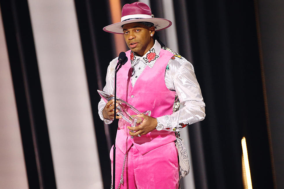 Jimmie Allen Wins New Artist of the Year at the CMA’s 2021